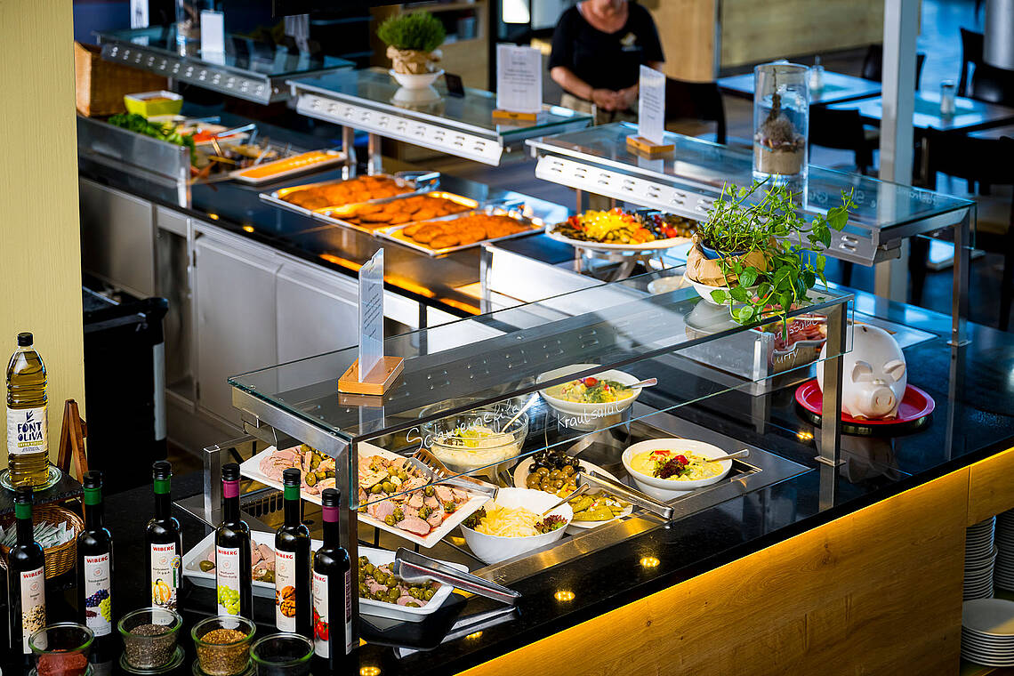 [Translate to Dansk:] Abendbuffet im Spitzbergen